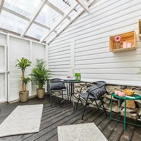 Homestay Ledig Rom I Enebolig Sentralt I